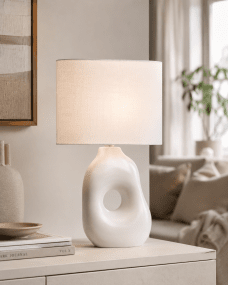 Pikazo 45cm Wit tafellamp Van Lampan - De Pikazo tafellamp heeft een unieke keramische voet met een sculpturale vorm en een decoratieve, doorlopende haardos, gecombineerd met een witte, ovale linnen kap.