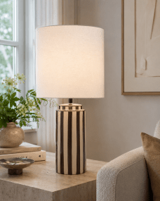 Faro 50cm Bruin/wit tafellamp Van Nordic Lighting - Faro is een stijlvolle tafellamp die een klassieke vorm combineert met een grafische uitstraling.