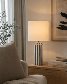 Faro 50cm Grijs/wit tafellamp Van Nordic Lighting - Faro is een stijlvolle tafellamp die een klassieke vorm combineert met een grafische uitstraling.