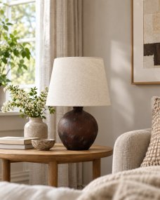 Bellmini 30cm Donkerbruin Van Nordic Lighting - De Bellmini tafellamp heeft een prachtige keramische voet met een donkerbruine, rustieke afwerking en een beige linnen kap.