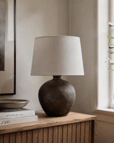 Bella 42cm Donkerbruin tafellamp Van Nordic Lighting - De Bella tafellamp heeft een prachtige keramische voet in donkerbruine, rustieke afwerking en een beige linnen kap.