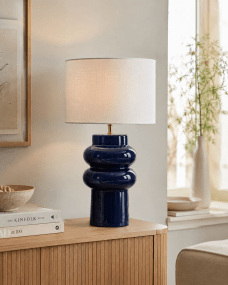 Anelli 56cm Blauw tafellamp Van Nordic Lighting - Wordt geleverd met een wit kunststof snoer van 1,8 m en een aan/uit-schakelaar met stekker.