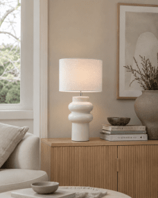 Anelli 56cm Wit tafellamp Van Nordic Lighting - De Anelli&nbsp;tafellamp combineert een stijlvolle keramische voet met een elegante linnen kap.
