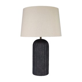 Porto 63cm Zwart/beige tafellamp Van Nordic Lighting - De lampvoet is gemaakt van keramiek en heeft een zwart gelakte, vari&euml;rende kap die een levendige en exclusieve uitstraling geeft.