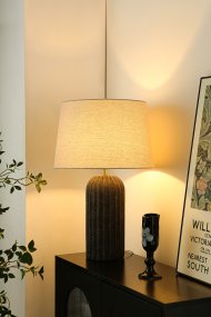 Porto 63cm Zwart/beige tafellamp Van Nordic Lighting - De lampvoet is gemaakt van keramiek en heeft een zwart gelakte, vari&euml;rende kap die een levendige en exclusieve uitstraling geeft.