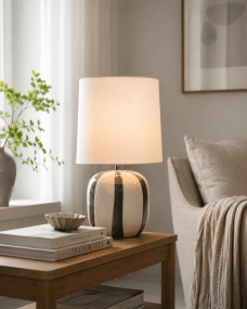 Pholca 38cm Wit/groen tafellamp Van Nordic Lighting - De lampvoet is gemaakt van keramiek met een cr&egrave;mekleurige basis en groene strepen die leven en karakter toevoegen.