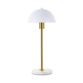 Dito 47cm Wit tafellamp Van Nordic Lighting - De witte kap en de natuurlijke witte marmeren voet zorgen voor een verfijnde uitstraling, terwijl de stang met glanzende gouden afwerking een warme en luxueuze sfeer toevoegt.