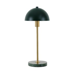 Dito 47cm Groente tafellamp Van Nordic Lighting - De groene kap en marmeren voet zorgen voor een verfijnde uitstraling, terwijl de stang met glanzende gouden afwerking een warme en luxueuze sfeer toevoegt.