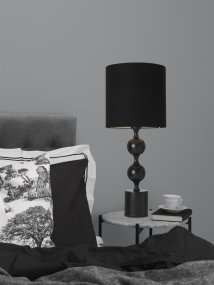Prakt 60cm Zwart tafellamp Van Cottex - Prachtige tafellamp in metaal en textiel is een elegante en opvallende lamp die de kamer een verfijnde toets geeft.