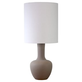 Boda 78cm Zand tafellamp Van Nordic Lighting - De combinatie van de strakke lijnen en de natuurlijke materialen maakt de lamp tot een opvallend pronkstuk dat zowel op een bijzettafel als op een bureau prachtig staat.
