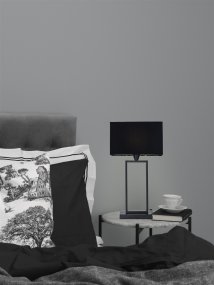 Kensington 50cm Zwart tafellamp Van Cottex - Het stijlvolle metalen frame zorgt voor een luchtige en moderne uitstraling, terwijl de zwarte textielen kap een zacht en aangenaam licht verspreidt.