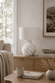 Vindel 52cm Wit tafellamp Van Lampan - De keramische lampvoet heeft een wit, gestructureerd oppervlak en een zacht, wervelend ontwerp dat een levendige en sculpturale uitstraling geeft.