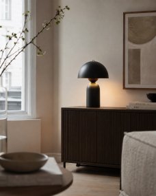Capello 35cm Zwart tafellamp Van Nordic Lighting - De lamp heeft een ronde kap en een zacht gevormde voet die een harmonieuze balans tussen de vormen cre&euml;ert.