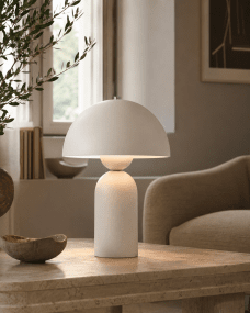 Capello 35cm Wit tafellamp Van Nordic Lighting - De lamp heeft een ronde kap en een zacht gevormde voet die een harmonieuze balans tussen de vormen cre&euml;ert.
