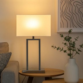 Gemma 52cm Chroom Van Nordic Lighting - Een elegante tafellamp van metaal met een stijlvolle chromen afwerking die een exclusieve indruk wekt.