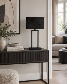 Gemma 52cm Zwart tafellamp Van Nordic Lighting - Een stijlvolle tafellamp van metaal met een zwarte afwerking die een industri&euml;le en exclusieve uitstraling geeft.