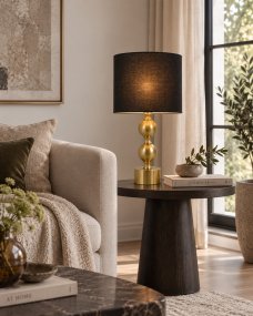Circolo 48cm Messing/zwart tafellamp Van Nordic Lighting - De Circolo tafellamp combineert een decoratieve metalen voet met een elegante messing afwerking en een klassieke zwarte linnen kap.