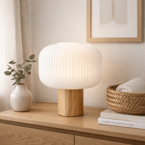 Ekerum 34cm Wit tafellamp Van Nordic Lighting - De houten lampvoet geeft een warme en solide uitstraling, terwijl de witte, geribbelde glazen kap een aangenaam en zacht licht verspreidt.