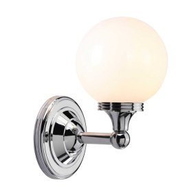 Austen Ø13 Gepolijst chroom badkamerlamp Van Elstead Lighting - De lamp heeft een gepolijste chromen afwerking en een elegante glazen kap, wat hem een tijdloze uitstraling geeft.