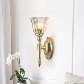 Dryden 33cm Gepolijst messing badkamerlamp Van Elstead Lighting - De lamp heeft prachtige glasdetails en is IP44-geclassificeerd, waardoor hij geschikt is voor gebruik in de badkamer.