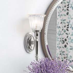 Dryden 33cm Gepolijst chroom badkamerlamp Van Elstead Lighting - De lamp heeft prachtige glasdetails en is IP44-geclassificeerd, waardoor hij geschikt is voor gebruik in de badkamer.