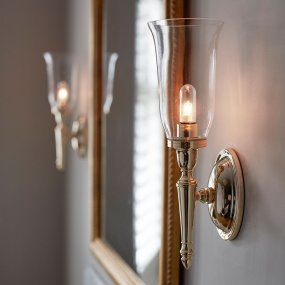 Dryden 40cm Gepolijst messing badkamerlamp Van Elstead Lighting - De lamp heeft prachtige glasdetails en is IP44-geclassificeerd, waardoor hij geschikt is voor gebruik in de badkamer.