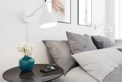Bazar mini 50cm Zanderig wit wandlamp Van By Rydéns - De Bazar mini wandlamp is een aanvulling op de Bazar familie; een kleiner en makkelijker te plaatsen model dat zowel geschikt is als leeslamp in de slaapkamer, maar ook als extra licht boven de kookboeken in de keuken!