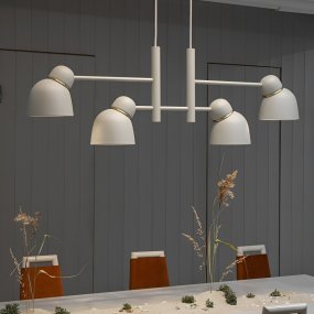 Bird 120cm Zand/messing Van Belid - Met twee opties voor de lampenkap kan deze kroonluchter een warm, zacht licht geven door het opalen glas of een meer gerichte lichtbundel met de lampenkappen van Zweeds staal.