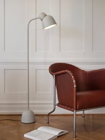 Bird Zand/messing Van Belid - Met zijn asymmetrische vorm en elegante metalen constructie is deze vloerlamp een artistieke aanwinst voor uw huis.