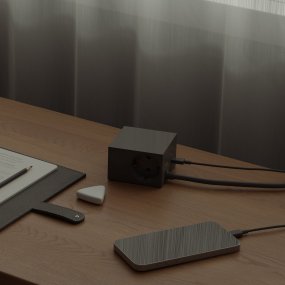 Cuboid+ Zwart Van Kord - In een tijdperk waarin technologie een vanzelfsprekend onderdeel is van het dagelijks leven, verdienen zelfs de meest alledaagse voorwerpen een prachtig design en doordachte afwerking.