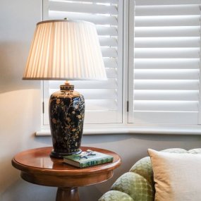 Black Birds 74cm Zwart tafellamp Van Elstead Lighting - Utrustad med en tr&auml;bas, veckad lampsk&auml;rm i kr&auml;mf&auml;rgad textil och en dekorativ avslutning i antikm&auml;ssing.