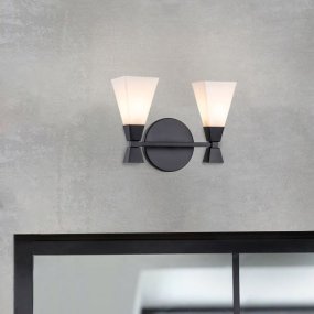 Bowtie 34cm Zwart badkamerlamp Van Elstead Lighting - De matzwarte wandlamp Bowtie is een moderne spiegellamp met een IP44-classificatie, waardoor deze geschikt is voor badkamers, maar ook voor andere interieurs, zoals wasruimtes of gastentoiletten.