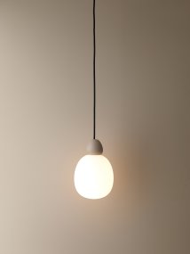 Buddy Ø18 Zand hanglamp Van Belid - Gemaakt van hoge kwaliteit met een solide uitstraling ondanks het zachte design, is Buddy een hanglamp die net zo goed boven de eettafel past als in de woonkamer, slaapkamer of hal.