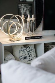 Loop 37cm Champagne tafellamp Van Aneta Lighting - Geïntegreerde 14W LED die dimbaar is met een 3-staps dimmer op de lampvoet.