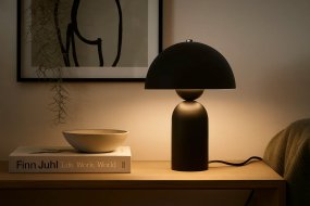 Capello 35cm Zwart Van Nordic Lighting - De lamp heeft een ronde kap en een zacht gevormde voet die een harmonieuze balans tussen de vormen cre&euml;ert.