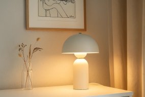 Capello 35cm Wit Van Nordic Lighting - De lamp heeft een ronde kap en een zacht gevormde voet die een harmonieuze balans tussen de vormen cre&euml;ert.