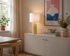 Faro 50cm Geel/wit tafellamp Van Nordic Lighting - Faro is een stijlvolle tafellamp die een klassieke vorm combineert met een grafische uitstraling.