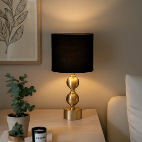 Circolo 48cm Messing/zwart Van Nordic Lighting - De Circolo tafellamp combineert een decoratieve metalen voet met een elegante messing afwerking en een klassieke zwarte linnen kap.