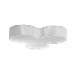 Kolme Ø50 Wit plafondlamp Van CO Bankeryd - Met zijn driedimensionale vorm en zachte, golvende lijnen cre&euml;ert Kolme een aangename lichtverdeling en een elegante sfeer in de kamer.