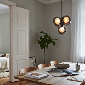 Discus 50cm Zwart Van CO Bankeryd - De Discus plafondlamp heeft een vrouwelijk design en geeft met het gerookte glas een warme en zachte gloed aan de kamer.