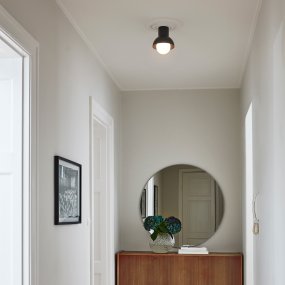 Down Ø20 Antraciet plafondlamp Van CO Bankeryd - De Down plafondlamp heeft een jeugdig en Scandinavisch design dat met zijn sfeervolle licht perfect past in de hal of keuken.