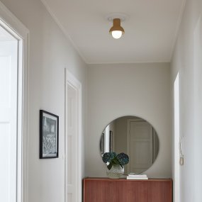Down Ø20 Donkere mosterd plafondlamp Van CO Bankeryd - De Down plafondlamp heeft een jeugdig en Scandinavisch design dat met zijn sfeervolle licht perfect past in de hal of keuken.