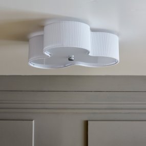 Kolme Ø70 Wit plafondlamp Van CO Bankeryd - Voor wie op zoek is naar een lamp met karakter en stijl, is Kolme een ideale keuze - een tijdloze decoratie voor uw plafond.