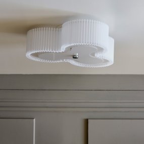 Kolme Ø50 Wit plafondlamp Van CO Bankeryd - Met zijn driedimensionale vorm en zachte, golvende lijnen cre&euml;ert Kolme een aangename lichtverdeling en een elegante sfeer in de kamer.