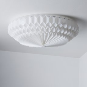 Poppy Ø57 Wit plafondlamp Van CO Bankeryd - Poppy heeft een klassieke en moderne uitstraling met zijn geplooide kap.