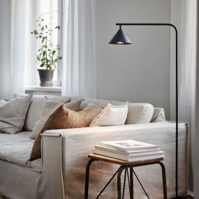 Rain Antraciet Van CO Bankeryd - De Rain vloerlamp is ideaal voor een gezellig leesmoment en is ontworpen om naast de bank of uw favoriete stoel te plaatsen.