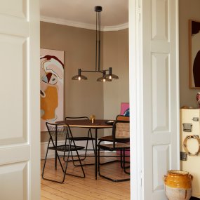 Ufo Circle 80cm Zwart hanglamp Van CO Bankeryd - De UFO Circle plafondlamp heeft een volwassen, modern design dat elk ingericht huis verfraait.