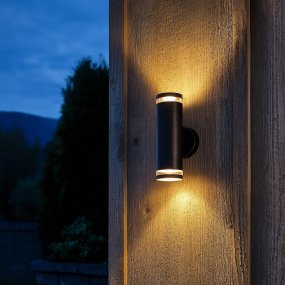 Cylinder duo Zwart buitenlamp Van Lampan - Lampan lyser fint b&aring;de upp och ner p&aring; v&auml;ggen.