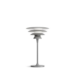 Da Vinci 50cm Oxidegrijs tafellamp Van Belid - Met een hoogte van 50 cm en een scherm met een diameter van 30 cm cre&euml;ert het een prachtig licht dat uw interieur verrijkt.