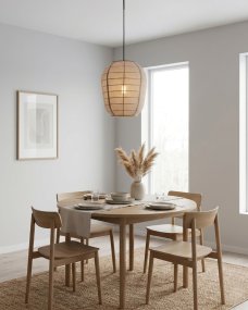 Delino Ø40 Beige Van By Rydéns - Het frame van essenhout en de decoratieve rotan details geven de lamp een warme en harmonieuze uitstraling.